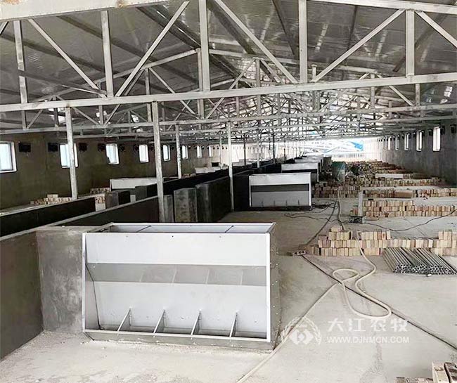 猪用不锈钢料槽安装固定问题介绍，附现场图片